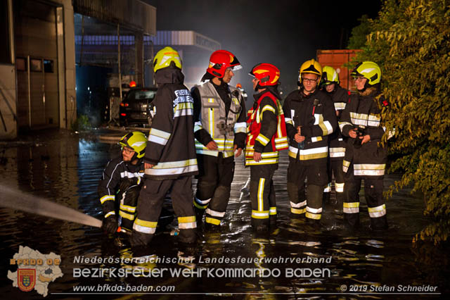 20190512 Grossbrand mit gefaehrlichen Detonationen bei einem Autohaus im Gewerbegebiet Tribuswinkel-Oeynhausen Foto: © Stefan Schneider 20190512 Grossbrand mit gefaehrlichen Detonationen bei einem Autohaus im Gewerbegebiet Tribuswinkel-Oeynhausen Foto: © Stefan Schneider