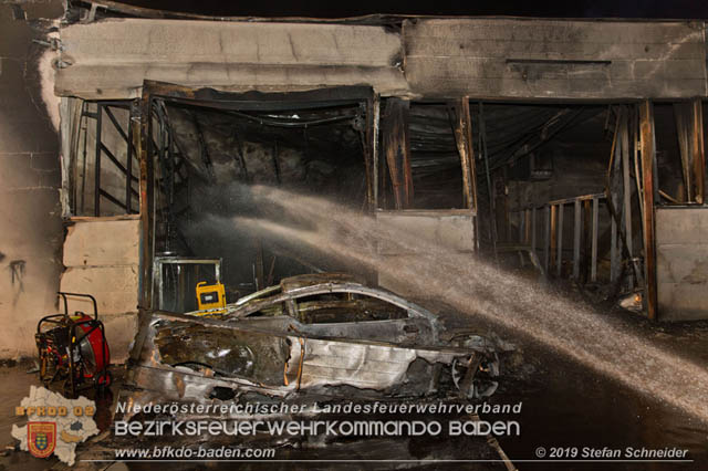 20190512 Grossbrand mit gefaehrlichen Detonationen bei einem Autohaus im Gewerbegebiet Tribuswinkel-Oeynhausen Foto: © Stefan Schneider 20190512 Grossbrand mit gefaehrlichen Detonationen bei einem Autohaus im Gewerbegebiet Tribuswinkel-Oeynhausen Foto: © Stefan Schneider