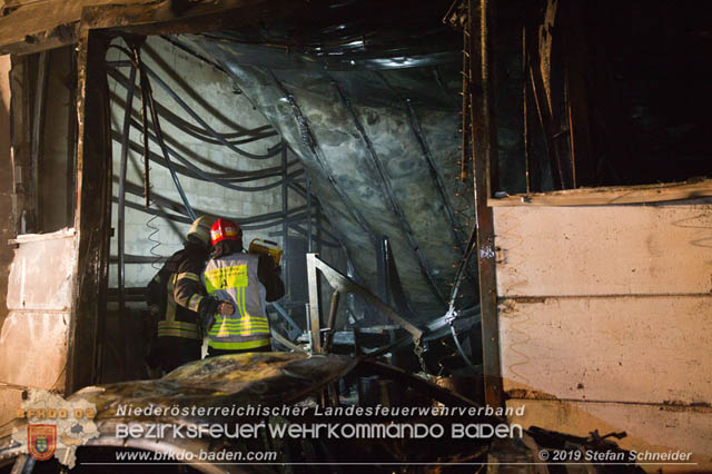 20190512 Grossbrand mit gefaehrlichen Detonationen bei einem Autohaus im Gewerbegebiet Tribuswinkel-Oeynhausen Foto: © Stefan Schneider 20190512 Grossbrand mit gefaehrlichen Detonationen bei einem Autohaus im Gewerbegebiet Tribuswinkel-Oeynhausen Foto: © Stefan Schneider