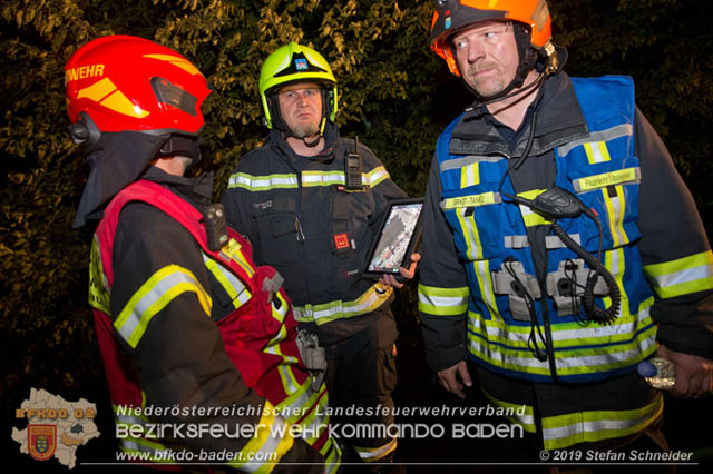 20190512 Grossbrand mit gefaehrlichen Detonationen bei einem Autohaus im Gewerbegebiet Tribuswinkel-Oeynhausen Foto: © Stefan Schneider 20190512 Grossbrand mit gefaehrlichen Detonationen bei einem Autohaus im Gewerbegebiet Tribuswinkel-Oeynhausen Foto: © Stefan Schneider