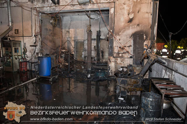 20190512 Grossbrand mit gefaehrlichen Detonationen bei einem Autohaus im Gewerbegebiet Tribuswinkel-Oeynhausen Foto: © Stefan Schneider 20190512 Grossbrand mit gefaehrlichen Detonationen bei einem Autohaus im Gewerbegebiet Tribuswinkel-Oeynhausen Foto: © Stefan Schneider