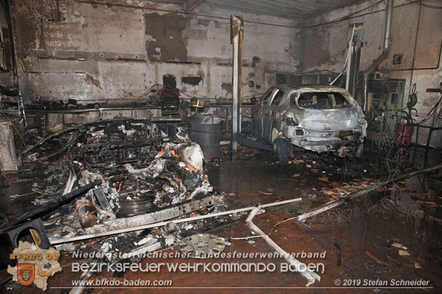 20190512 Grossbrand mit gefaehrlichen Detonationen bei einem Autohaus im Gewerbegebiet Tribuswinkel-Oeynhausen Foto: © Stefan Schneider 20190512 Grossbrand mit gefaehrlichen Detonationen bei einem Autohaus im Gewerbegebiet Tribuswinkel-Oeynhausen Foto: © Stefan Schneider