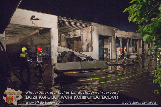 20190512 Grossbrand mit gefaehrlichen Detonationen bei einem Autohaus im Gewerbegebiet Tribuswinkel-Oeynhausen Foto: © Stefan Schneider 20190512 Grossbrand mit gefaehrlichen Detonationen bei einem Autohaus im Gewerbegebiet Tribuswinkel-Oeynhausen Foto: © Stefan Schneider