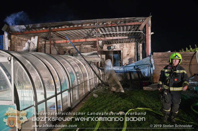 20190512 Grossbrand mit gefaehrlichen Detonationen bei einem Autohaus im Gewerbegebiet Tribuswinkel-Oeynhausen Foto: © Stefan Schneider 20190512 Grossbrand mit gefaehrlichen Detonationen bei einem Autohaus im Gewerbegebiet Tribuswinkel-Oeynhausen Foto: © Stefan Schneider