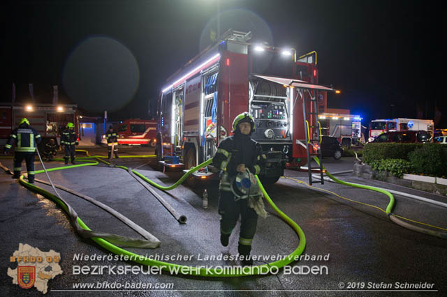 20190512 Grossbrand mit gefaehrlichen Detonationen bei einem Autohaus im Gewerbegebiet Tribuswinkel-Oeynhausen Foto: © Stefan Schneider 20190512 Grossbrand mit gefaehrlichen Detonationen bei einem Autohaus im Gewerbegebiet Tribuswinkel-Oeynhausen Foto: © Stefan Schneider