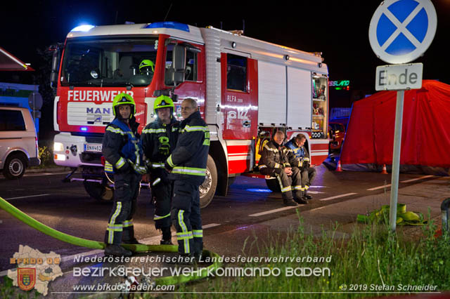 20190512 Grossbrand mit gefaehrlichen Detonationen bei einem Autohaus im Gewerbegebiet Tribuswinkel-Oeynhausen Foto: © Stefan Schneider 20190512 Grossbrand mit gefaehrlichen Detonationen bei einem Autohaus im Gewerbegebiet Tribuswinkel-Oeynhausen Foto: © Stefan Schneider