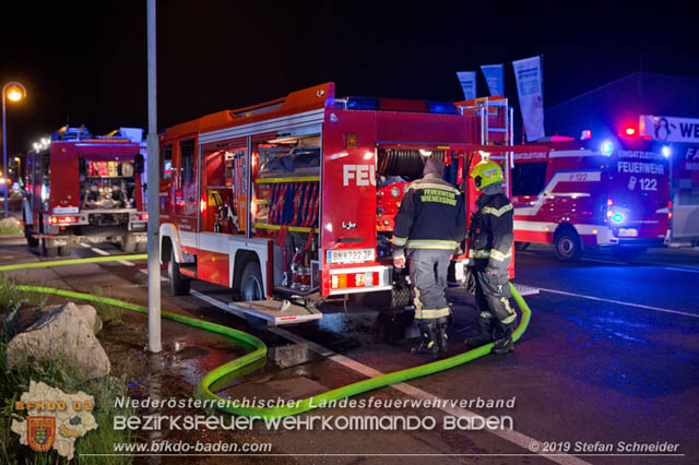 20190512 Grossbrand mit gefaehrlichen Detonationen bei einem Autohaus im Gewerbegebiet Tribuswinkel-Oeynhausen Foto: © Stefan Schneider 20190512 Grossbrand mit gefaehrlichen Detonationen bei einem Autohaus im Gewerbegebiet Tribuswinkel-Oeynhausen Foto: © Stefan Schneider