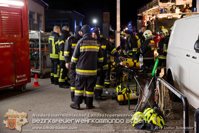 20190512 Grossbrand mit gefaehrlichen Detonationen bei einem Autohaus im Gewerbegebiet Tribuswinkel-Oeynhausen Foto: © Stefan Schneider 20190512 Grossbrand mit gefaehrlichen Detonationen bei einem Autohaus im Gewerbegebiet Tribuswinkel-Oeynhausen Foto: © Stefan Schneider