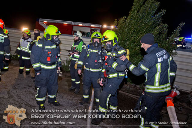20190512 Grossbrand mit gefaehrlichen Detonationen bei einem Autohaus im Gewerbegebiet Tribuswinkel-Oeynhausen Foto: © Stefan Schneider 20190512 Grossbrand mit gefaehrlichen Detonationen bei einem Autohaus im Gewerbegebiet Tribuswinkel-Oeynhausen Foto: © Stefan Schneider
