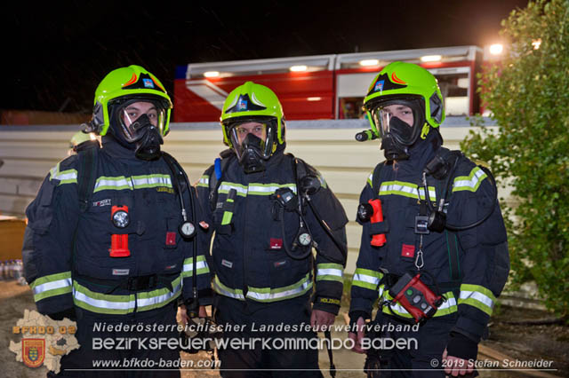 20190512 Grossbrand mit gefaehrlichen Detonationen bei einem Autohaus im Gewerbegebiet Tribuswinkel-Oeynhausen Foto: © Stefan Schneider 20190512 Grossbrand mit gefaehrlichen Detonationen bei einem Autohaus im Gewerbegebiet Tribuswinkel-Oeynhausen Foto: © Stefan Schneider