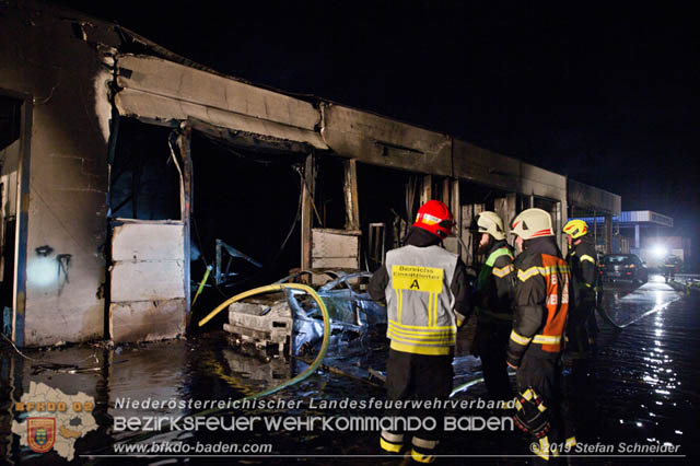 20190512 Grossbrand mit gefaehrlichen Detonationen bei einem Autohaus im Gewerbegebiet Tribuswinkel-Oeynhausen Foto: © Stefan Schneider 20190512 Grossbrand mit gefaehrlichen Detonationen bei einem Autohaus im Gewerbegebiet Tribuswinkel-Oeynhausen Foto: © Stefan Schneider