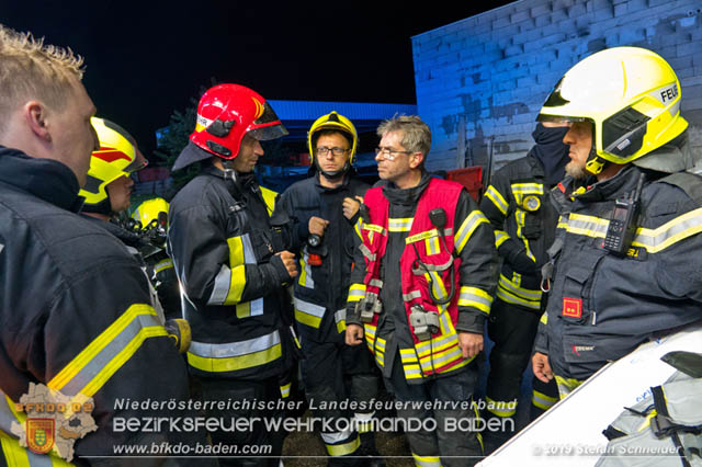 20190512 Grossbrand mit gefaehrlichen Detonationen bei einem Autohaus im Gewerbegebiet Tribuswinkel-Oeynhausen Foto: © Stefan Schneider 20190512 Grossbrand mit gefaehrlichen Detonationen bei einem Autohaus im Gewerbegebiet Tribuswinkel-Oeynhausen Foto: © Stefan Schneider