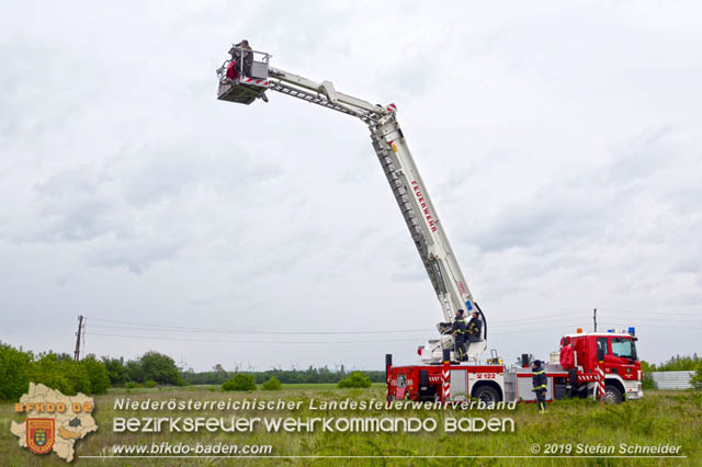 20190512 Grossbrand mit gefaehrlichen Detonationen bei einem Autohaus im Gewerbegebiet Tribuswinkel-Oeynhausen Foto: © Stefan Schneider 20190512 Grossbrand mit gefaehrlichen Detonationen bei einem Autohaus im Gewerbegebiet Tribuswinkel-Oeynhausen Foto: © Stefan Schneider
