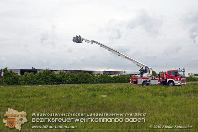 20190512 Grossbrand mit gefaehrlichen Detonationen bei einem Autohaus im Gewerbegebiet Tribuswinkel-Oeynhausen Foto: © Stefan Schneider 20190512 Grossbrand mit gefaehrlichen Detonationen bei einem Autohaus im Gewerbegebiet Tribuswinkel-Oeynhausen Foto: © Stefan Schneider