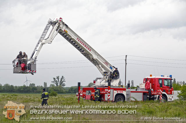 20190512 Grossbrand mit gefaehrlichen Detonationen bei einem Autohaus im Gewerbegebiet Tribuswinkel-Oeynhausen Foto: © Stefan Schneider 20190512 Grossbrand mit gefaehrlichen Detonationen bei einem Autohaus im Gewerbegebiet Tribuswinkel-Oeynhausen Foto: © Stefan Schneider