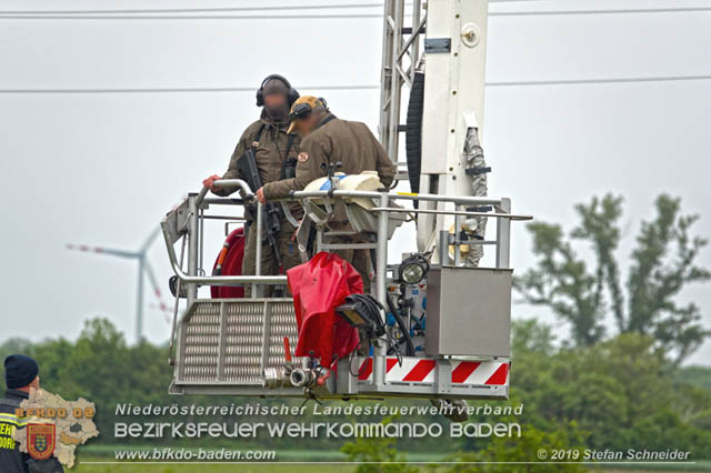 20190512 Grossbrand mit gefaehrlichen Detonationen bei einem Autohaus im Gewerbegebiet Tribuswinkel-Oeynhausen Foto: © Stefan Schneider 20190512 Grossbrand mit gefaehrlichen Detonationen bei einem Autohaus im Gewerbegebiet Tribuswinkel-Oeynhausen Foto: © Stefan Schneider