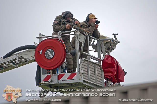 20190512 Grossbrand mit gefaehrlichen Detonationen bei einem Autohaus im Gewerbegebiet Tribuswinkel-Oeynhausen Foto: © Stefan Schneider 20190512 Grossbrand mit gefaehrlichen Detonationen bei einem Autohaus im Gewerbegebiet Tribuswinkel-Oeynhausen Foto: © Stefan Schneider