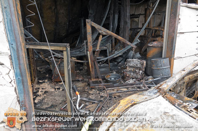 20190512 Grossbrand mit gefaehrlichen Detonationen bei einem Autohaus im Gewerbegebiet Tribuswinkel-Oeynhausen Foto: © Stefan Schneider 20190512 Grossbrand mit gefaehrlichen Detonationen bei einem Autohaus im Gewerbegebiet Tribuswinkel-Oeynhausen Foto: © Stefan Schneider