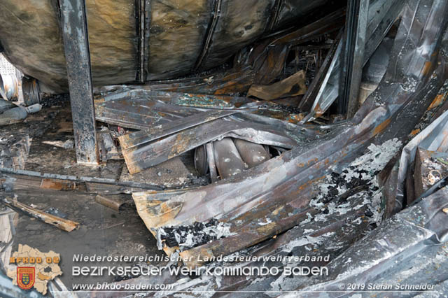 20190512 Grossbrand mit gefaehrlichen Detonationen bei einem Autohaus im Gewerbegebiet Tribuswinkel-Oeynhausen Foto: © Stefan Schneider 20190512 Grossbrand mit gefaehrlichen Detonationen bei einem Autohaus im Gewerbegebiet Tribuswinkel-Oeynhausen Foto: © Stefan Schneider