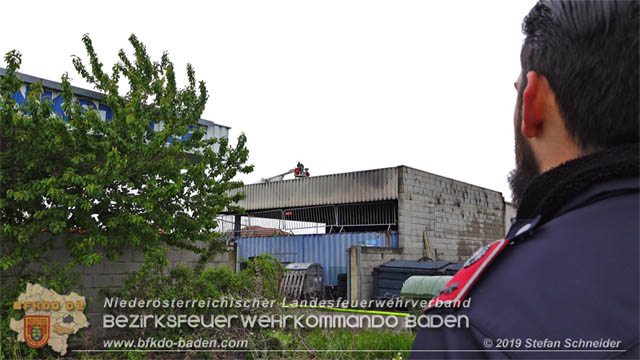 20190512 Grossbrand mit gefaehrlichen Detonationen bei einem Autohaus im Gewerbegebiet Tribuswinkel-Oeynhausen Foto: © Stefan Schneider 20190512 Grossbrand mit gefaehrlichen Detonationen bei einem Autohaus im Gewerbegebiet Tribuswinkel-Oeynhausen Foto: © Stefan Schneider