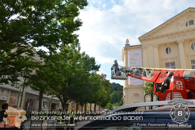 20190531 Bienenschwarm sorgte für große Aufregung in der Badener Fußgängerzone Foto: © Freiwillige Feuerwehr Baden-Stadt 20190531 Bienenschwarm sorgte für große Aufregung in der Badener Fußgängerzone Foto: © Freiwillige Feuerwehr Baden-Stadt