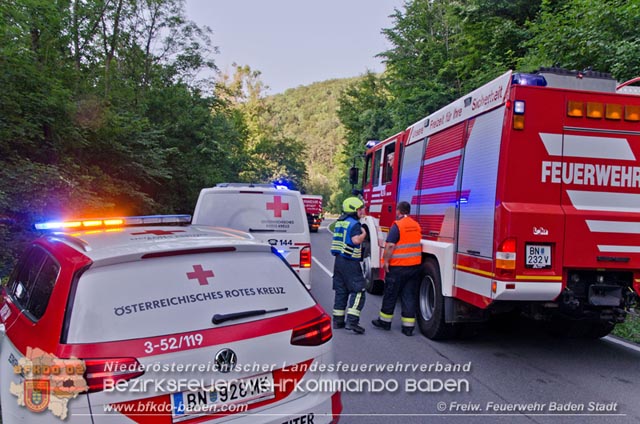 20190630 Verkehrsunfall mit mehreren Verletzten auf der LB210 im Helenental Fotos: © FF Baden-Stadt Martin Grassl u. Martin Lichtenauer 20190630 Verkehrsunfall mit mehreren Verletzten auf der LB210 im Helenental Fotos: © FF Baden-Stadt Martin Grassl u. Martin Lichtenauer