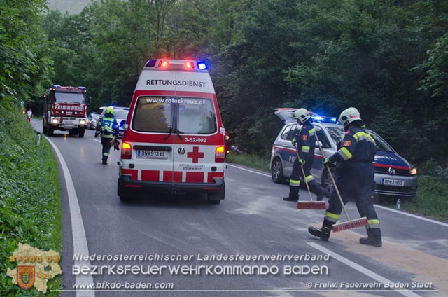 20190630 Verkehrsunfall mit mehreren Verletzten auf der LB210 im Helenental Fotos: © FF Baden-Stadt Martin Grassl u. Martin Lichtenauer 20190630 Verkehrsunfall mit mehreren Verletzten auf der LB210 im Helenental Fotos: © FF Baden-Stadt Martin Grassl u. Martin Lichtenauer