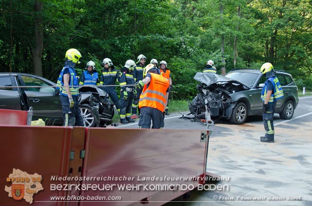 20190630 Verkehrsunfall mit mehreren Verletzten auf der LB210 im Helenental Fotos: © FF Baden-Stadt Martin Grassl u. Martin Lichtenauer 20190630 Verkehrsunfall mit mehreren Verletzten auf der LB210 im Helenental Fotos: © FF Baden-Stadt Martin Grassl u. Martin Lichtenauer