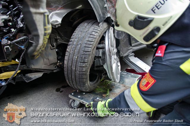 20190630 Verkehrsunfall mit mehreren Verletzten auf der LB210 im Helenental Fotos: © FF Baden-Stadt Martin Grassl u. Martin Lichtenauer 20190630 Verkehrsunfall mit mehreren Verletzten auf der LB210 im Helenental Fotos: © FF Baden-Stadt Martin Grassl u. Martin Lichtenauer