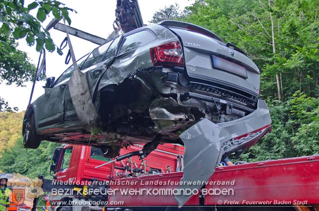 20190630 Verkehrsunfall mit mehreren Verletzten auf der LB210 im Helenental Fotos: © FF Baden-Stadt Martin Grassl u. Martin Lichtenauer 20190630 Verkehrsunfall mit mehreren Verletzten auf der LB210 im Helenental Fotos: © FF Baden-Stadt Martin Grassl u. Martin Lichtenauer