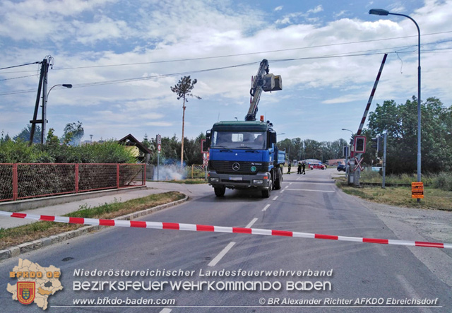 20190705 Lkw erfasste bei Bahnübergang die Oberleitung der Pottendorfer-Linie  Foto: © Alexander Richter AFKDO Ebreichsdorf