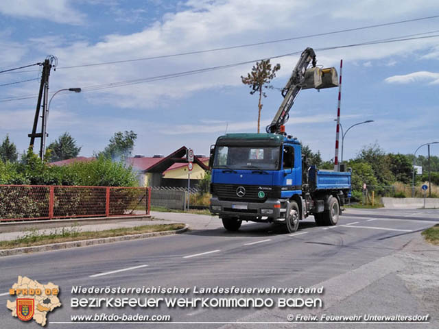 20190705 Lkw erfasste bei Bahnübergang die Oberleitung der Pottendorfer-Linie  Foto: © Alexander Graf FF Unterwaltersdorf