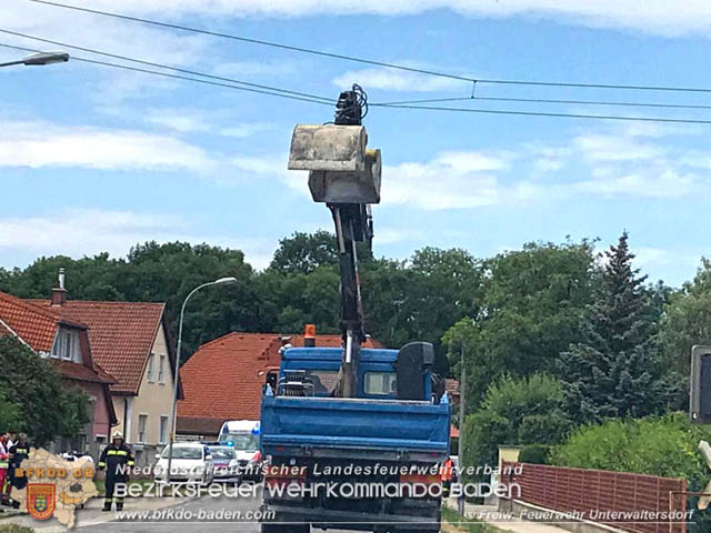 20190705 Lkw erfasste bei Bahnübergang die Oberleitung der Pottendorfer-Linie  Foto: © Alexander Graf FF Unterwaltersdorf