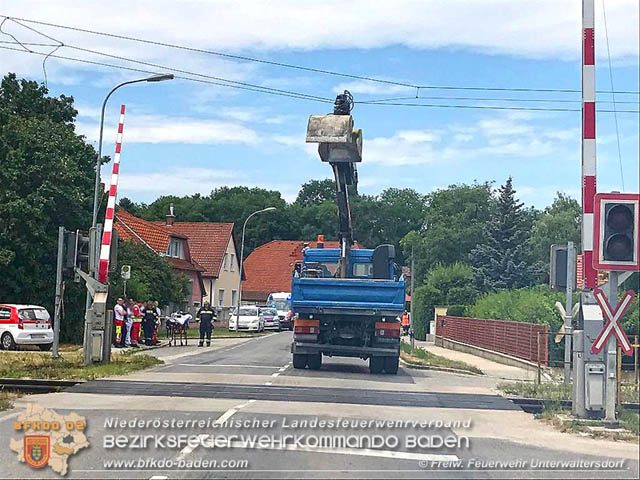 20190705 Lkw erfasste bei Bahnübergang die Oberleitung der Pottendorfer-Linie  Foto: © Alexander Graf FF Unterwaltersdorf