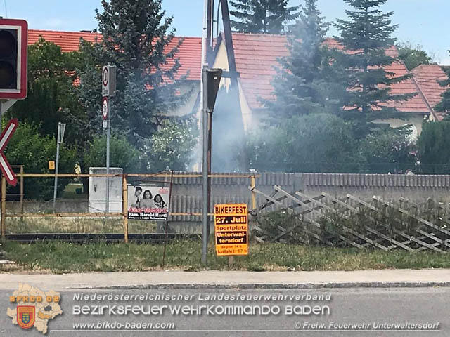 20190705 Lkw erfasste bei Bahnübergang die Oberleitung der Pottendorfer-Linie  Foto: © Alexander Graf FF Unterwaltersdorf