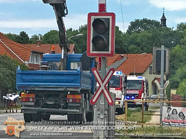 20190705 Lkw erfasste bei Bahnübergang die Oberleitung der Pottendorfer-Linie  Foto: © Alexander Graf FF Unterwaltersdorf