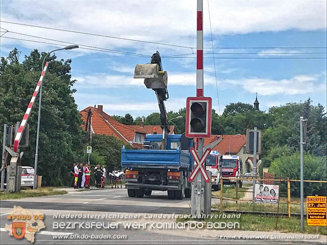 20190705 Lkw erfasste bei Bahnübergang die Oberleitung der Pottendorfer-Linie  Foto: © Alexander Graf FF Unterwaltersdorf