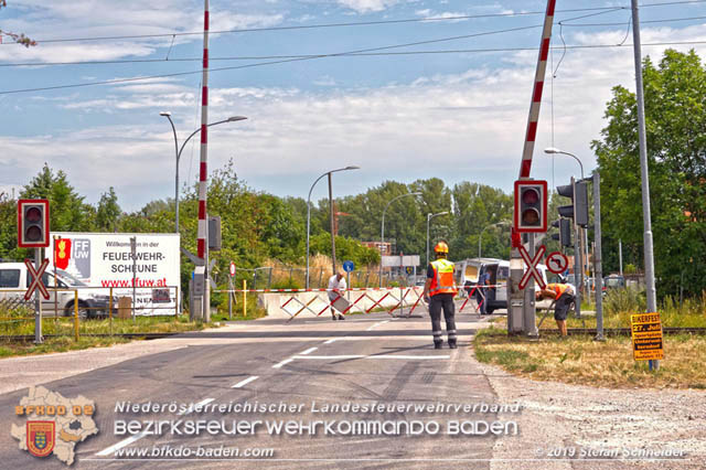 20190705 Lkw erfasste bei Bahnübergang die Oberleitung der Pottendorfer-Linie  Foto: © Stefan Schneider BFK Baden