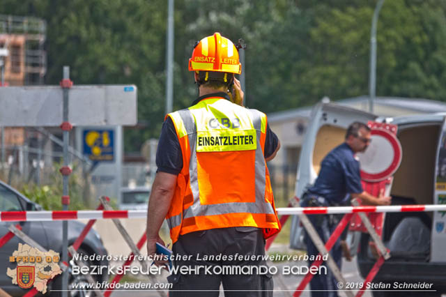20190705 Lkw erfasste bei Bahnübergang die Oberleitung der Pottendorfer-Linie  Foto: © Stefan Schneider BFK Baden