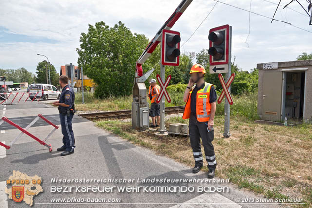 20190705 Lkw erfasste bei Bahnübergang die Oberleitung der Pottendorfer-Linie  Foto: © Stefan Schneider BFK Baden