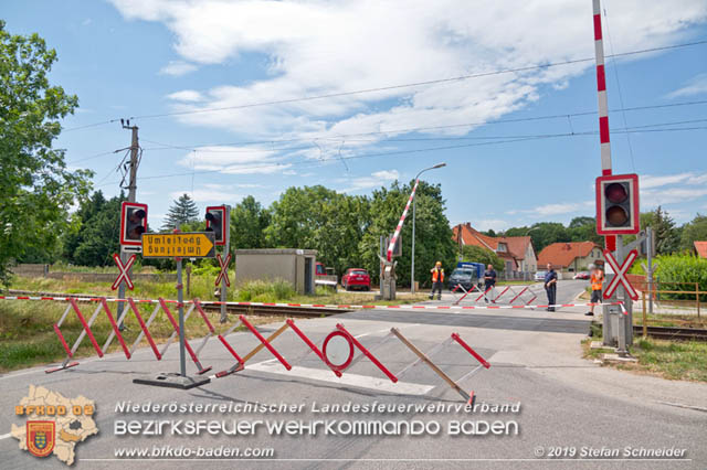 20190705 Lkw erfasste bei Bahnübergang die Oberleitung der Pottendorfer-Linie  Foto: © Stefan Schneider BFK Baden