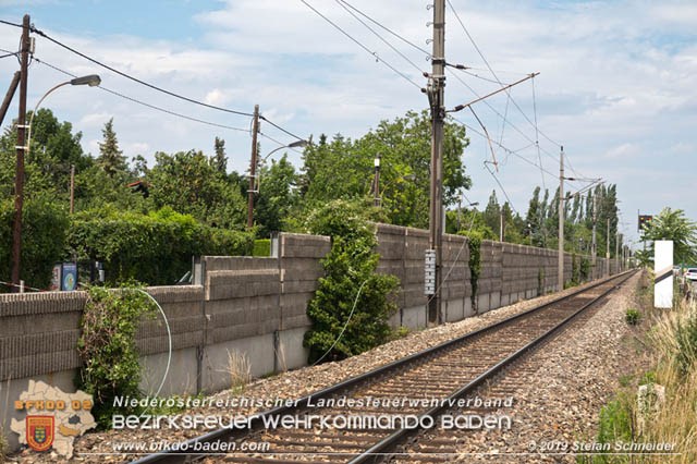20190705 Lkw erfasste bei Bahnübergang die Oberleitung der Pottendorfer-Linie  Foto: © Stefan Schneider BFK Baden