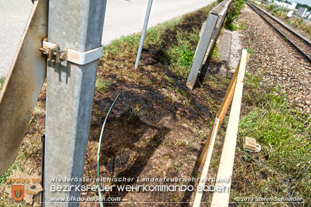 20190705 Lkw erfasste bei Bahnübergang die Oberleitung der Pottendorfer-Linie  Foto: © Stefan Schneider BFK Baden