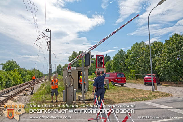 20190705 Lkw erfasste bei Bahnübergang die Oberleitung der Pottendorfer-Linie  Foto: © Stefan Schneider BFK Baden