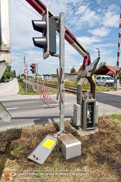 20190705 Lkw erfasste bei Bahnübergang die Oberleitung der Pottendorfer-Linie  Foto: © Stefan Schneider BFK Baden