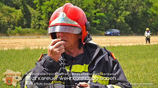 20190705 Abgeerntetes Feld sowie mehrere Rund-Stroballen bei Weigelsdorf abgebrannt Foto: © Stefan Schneider BFK Baden 20190705 Abgeerntetes Feld sowie mehrere Rund-Stroballen bei Weigelsdorf abgebrannt Foto: © Stefan Schneider BFK Baden