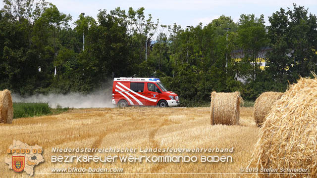 20190705 Abgeerntetes Feld sowie mehrere Rund-Stroballen bei Weigelsdorf abgebrannt Foto: © Stefan Schneider BFK Baden 20190705 Abgeerntetes Feld sowie mehrere Rund-Stroballen bei Weigelsdorf abgebrannt Foto: © Stefan Schneider BFK Baden
