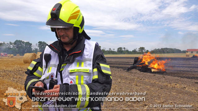 20190705 Abgeerntetes Feld sowie mehrere Rund-Stroballen bei Weigelsdorf abgebrannt Foto: © Stefan Schneider BFK Baden 20190705 Abgeerntetes Feld sowie mehrere Rund-Stroballen bei Weigelsdorf abgebrannt Foto: © Stefan Schneider BFK Baden