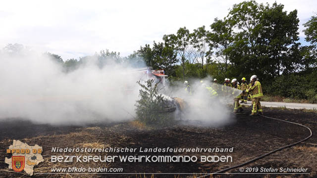 20190705 Abgeerntetes Feld sowie mehrere Rund-Stroballen bei Weigelsdorf abgebrannt Foto: © Stefan Schneider BFK Baden 20190705 Abgeerntetes Feld sowie mehrere Rund-Stroballen bei Weigelsdorf abgebrannt Foto: © Stefan Schneider BFK Baden