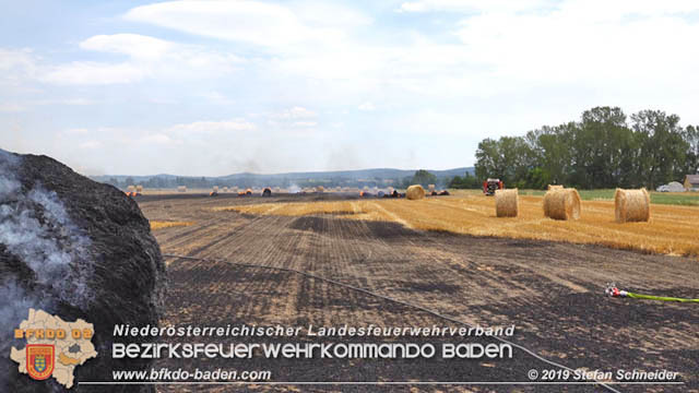 20190705 Abgeerntetes Feld sowie mehrere Rund-Stroballen bei Weigelsdorf abgebrannt Foto: © Stefan Schneider BFK Baden 20190705 Abgeerntetes Feld sowie mehrere Rund-Stroballen bei Weigelsdorf abgebrannt Foto: © Stefan Schneider BFK Baden